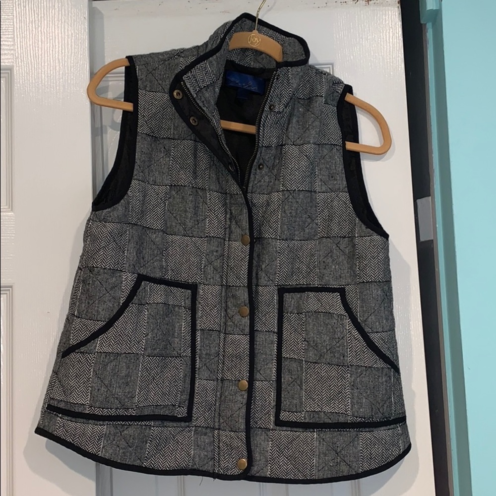 BLACK AND WHITE VEST